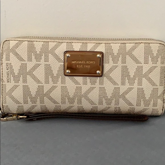 Micheal Kors wallet - Picture 1 of 3